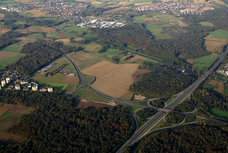 Luftbild von Umkirch, Autobahn A5 und der March