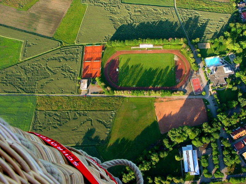 Ballonkorb über den Sportanlagen in Umkirch