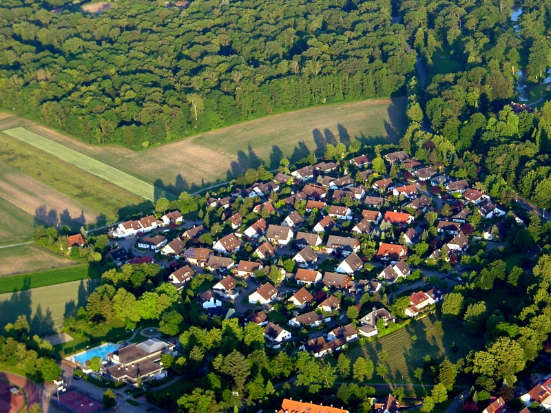 Hallenfreibad und Wohnviertel um die Mühlematten und den Stephanienweg in Umkirch