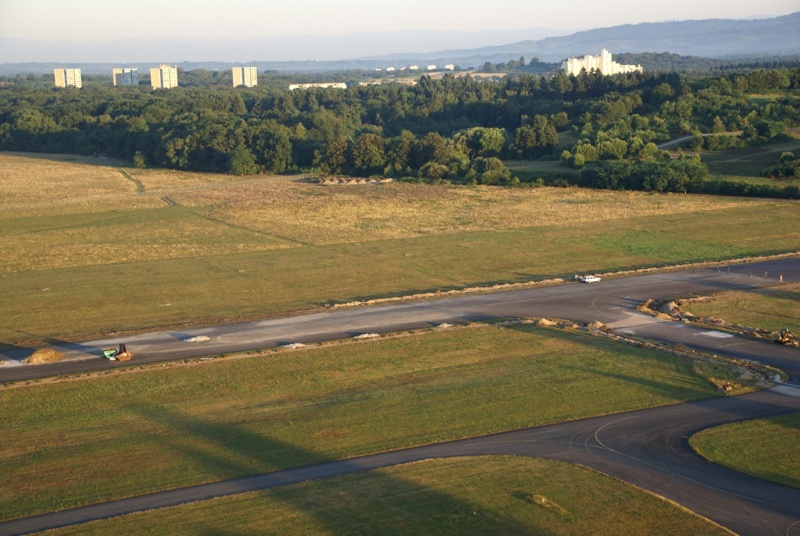 Die Landebahn wird verlängert, Flugplatz Freiburg im Juli 2010