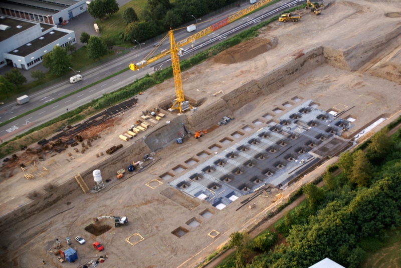 Fundament für das neue XXXL-Haus an der Möbelmeile in Freiburg, Juli 2011