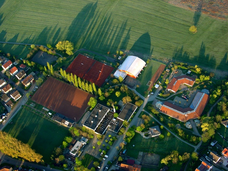 Das Sportgelände und die Mooswaldhalle in Hochdorf mit der Kindertagesstätte Löwenzahn.