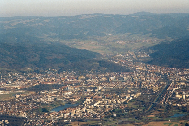 Luftfoto Freiburg mit Dreisamtal von Westen gesehen.