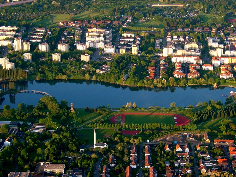 Luftbild vom Seepark mit dem Flückiger See in Freiburg