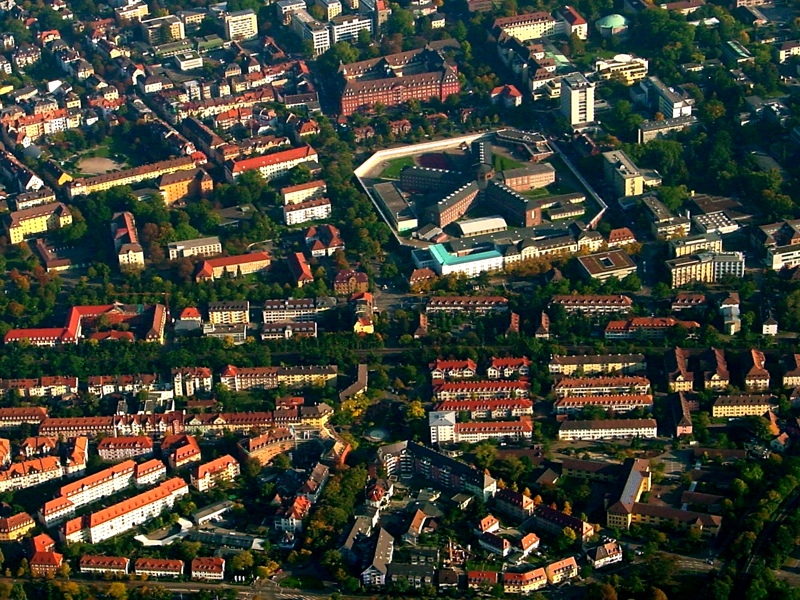 Luftbild vom "Cafe Fünfeck", Herder Verlag und Josefskrankenhaus in Freiburg