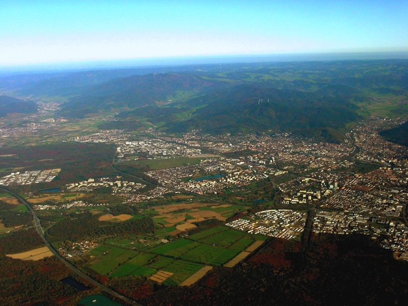 Blick über Freiburg bis nach Waldkirch und in das Elztal. Im Schwarzwald sind Rosskopf und Kandel zu sehen.