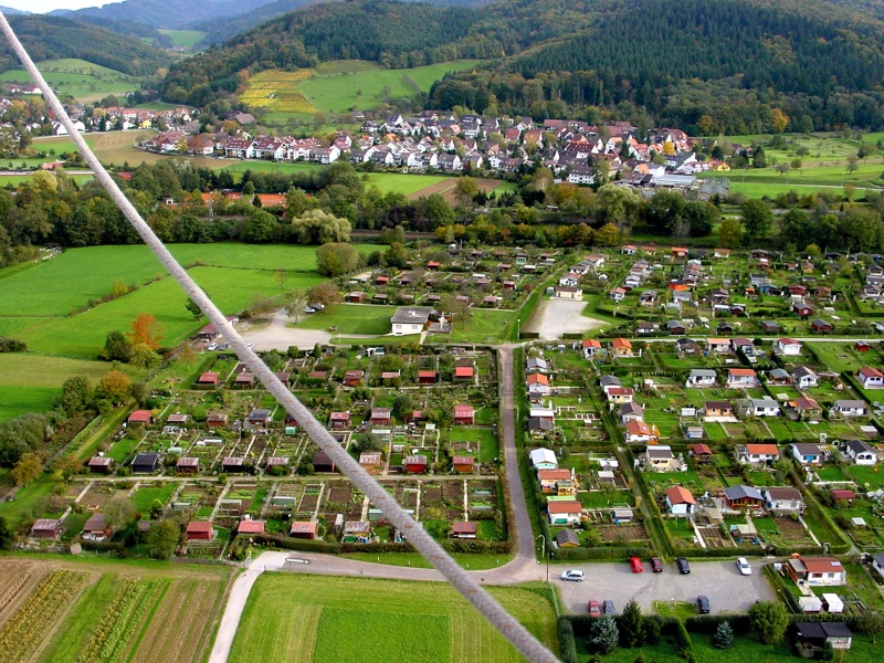 Schrebergärten am Gundelfinger Weg mit Blick nach Gundelfingen-Wildtal