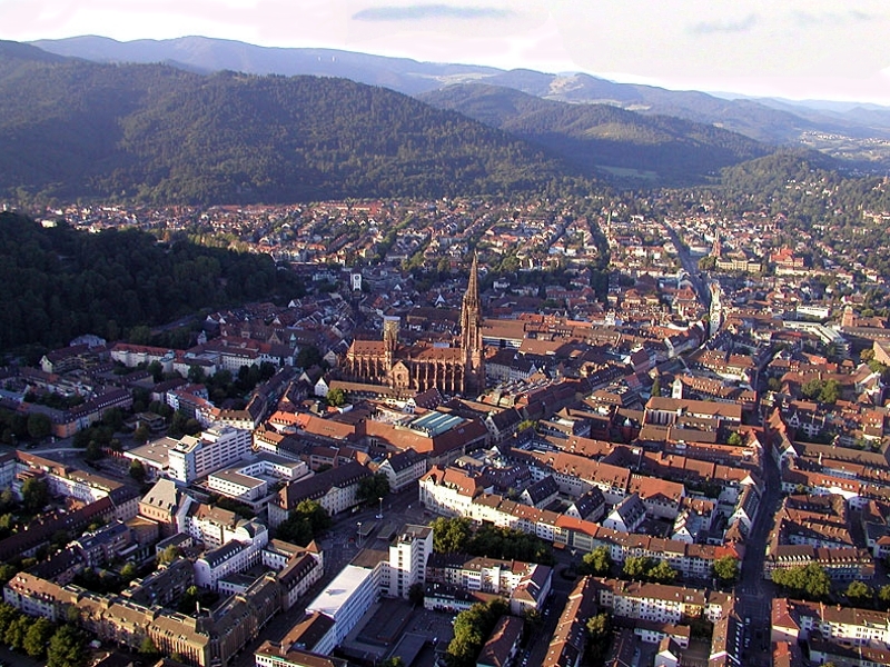 Die City von Freiburg mit dem Münster aus der Luft gesehen Die City von Freiburg mit dem Münster aus der Luft gesehen