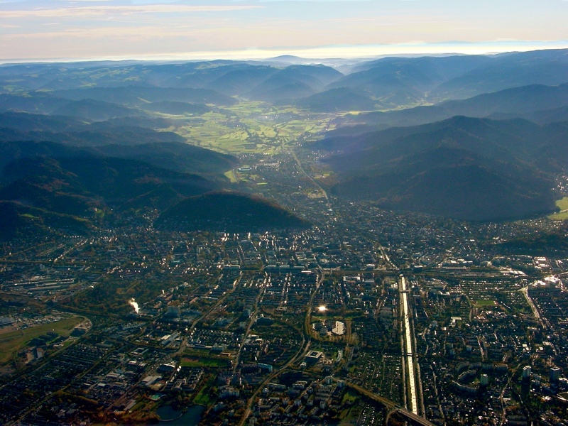 Freiburg und die Dreisam im Gegenlicht. Freiburg und die Dreisam im Gegenlicht.