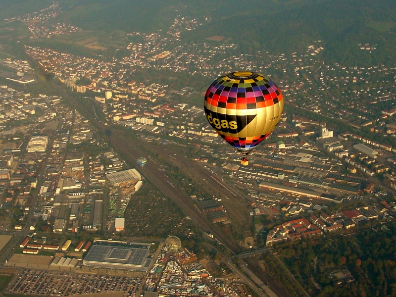 Luftbild vom Erdgas-Ballon über der Freiburger Herbstmesse 2003 nach dem Start auf dem Freiburger Flugplatz Luftbild vom Erdgas-Ballon über der Freiburger Herbstmesse 2003 nach dem Start auf dem Freiburger Flugplatz