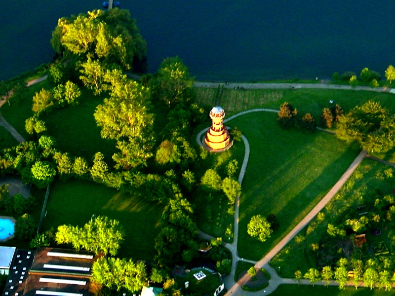 Der Seeparkturm am Flückiger See in Freiburg erbaut 1986 anlässich der Landesgartenschau Der Seeparkturm am Flückiger See in Freiburg erbaut 1986 anlässich der Landesgartenschau