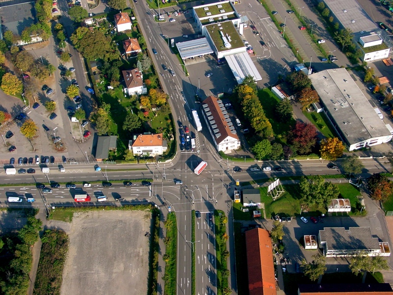 Foto von der Kreuzung: Hermann-Mitsch-Straße, Madisonallee, Engesserstraße. Oktober 2005 Foto von der Kreuzung: Hermann-Mitsch-Straße, Madisonallee, Engesserstraße. Oktober 2005
