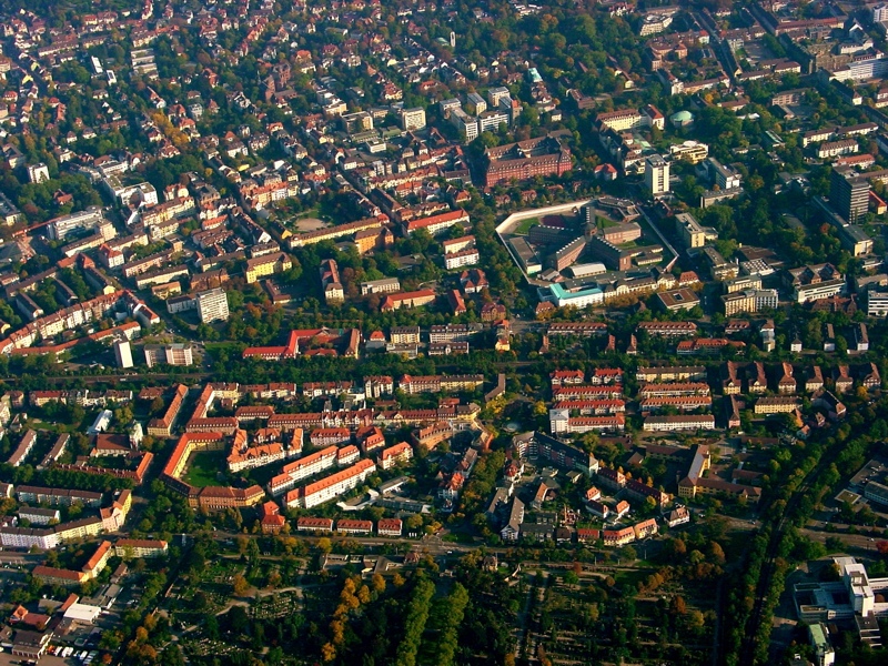 Das Luftbild zeigt die Friedhofstraße und die Tennenbacher Str. mit Gefängnis, St. Josefkrankenhaus und Herder Verlag Das Luftbild zeigt die Friedhofstraße und die Tennenbacher Str. mit Gefängnis, St. Josefkrankenhaus und Herder Verlag