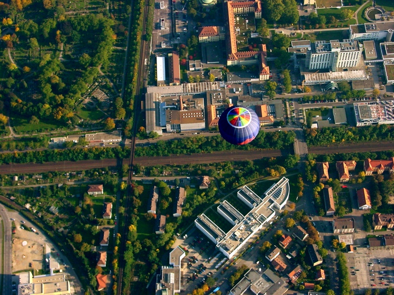 Der badenova-Ballon über dem Fraunhofer-Institut für Solare Energiesysteme Der badenova-Ballon über dem Fraunhofer-Institut für Solare Energiesysteme
