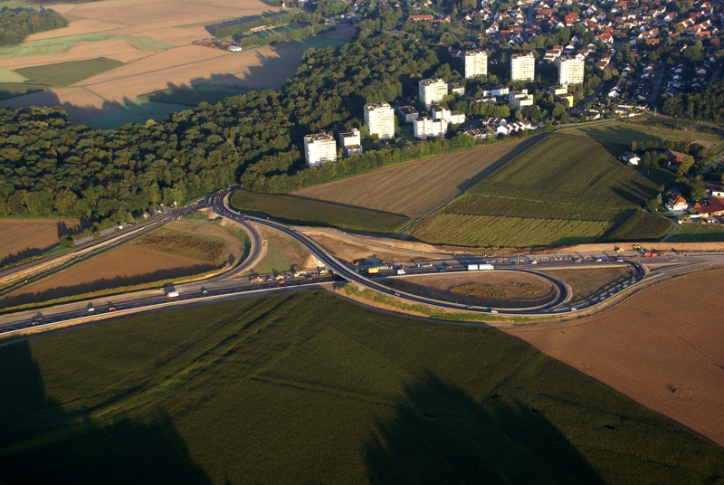 Der Verkehr läuft am 01.08.2007 auf der noch nicht offiziell eröffneten B31 West bei Umkirch