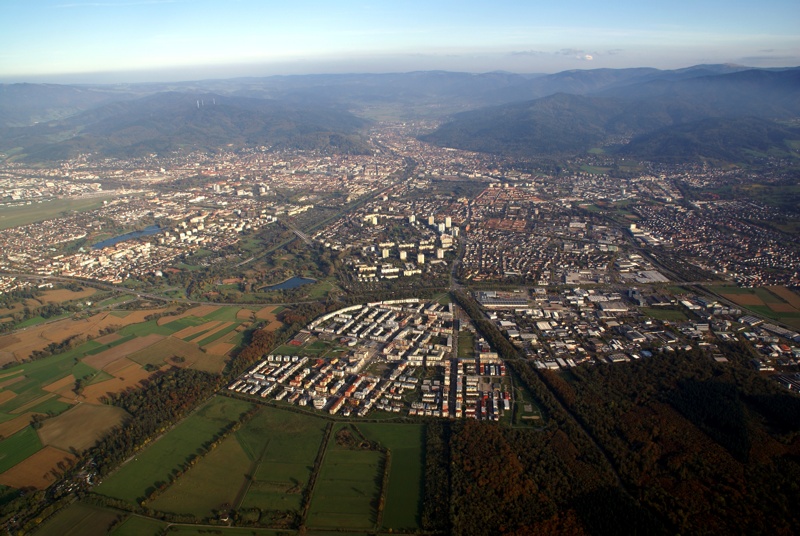 Freiburg mit Rieselfeld vor der traumhaften Kulisse des Schwarzwalds im Oktober 2008