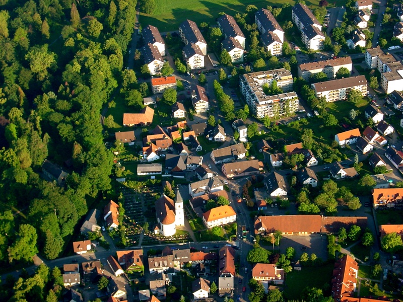Luftbild Umkirch vom 08.06.2004: Schloss Büningen, das heutige Rathaus und die Pfarrkirche Mariä Himmelfahrt
