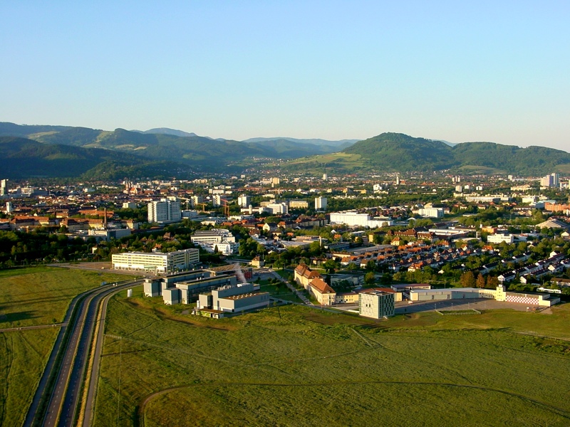 Blick vom Flugplatz nach Süden über Freiburg zum Schönberg und Kreuzkopf bis zum Belchen