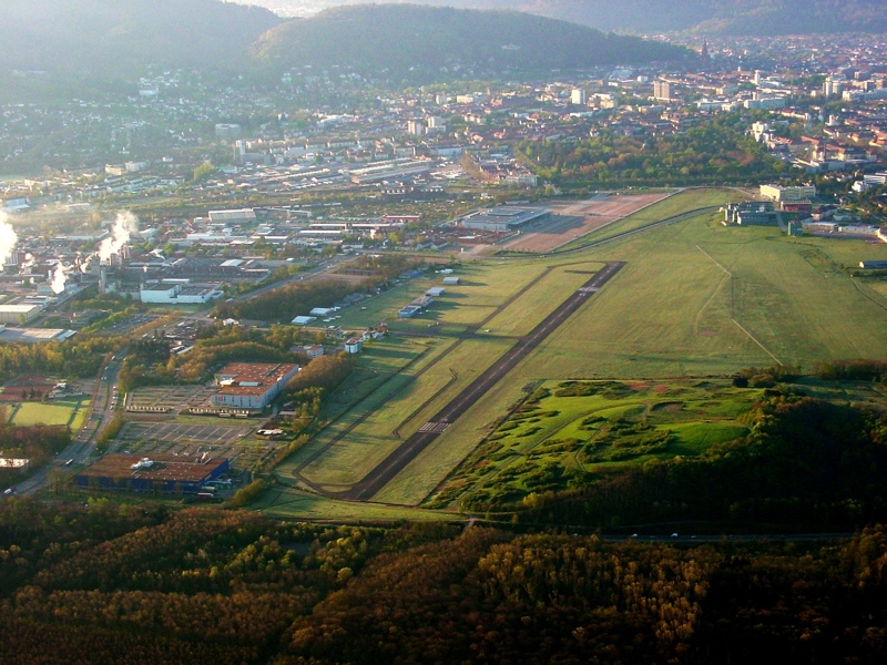Der Freiburger Flugplatz EDTF von Norden gesehen