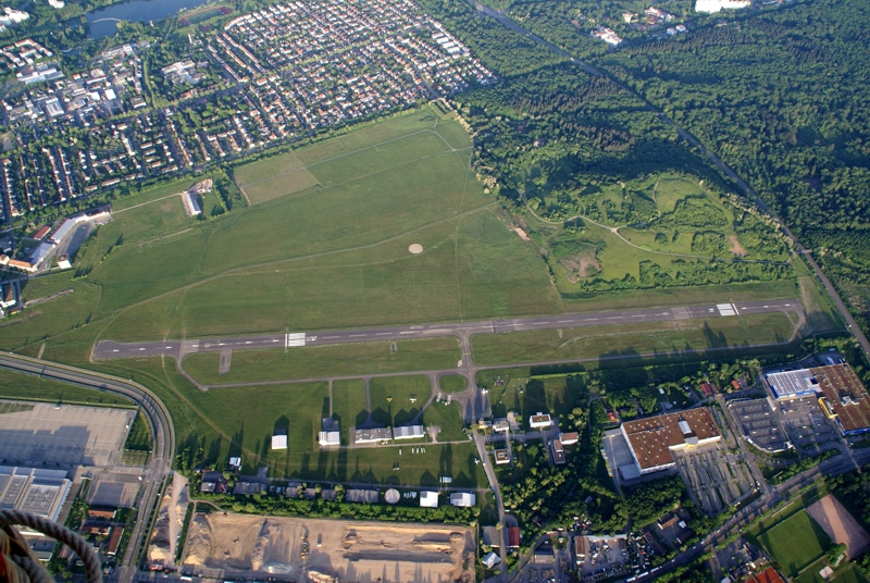 Flugplatz Freiburg aus der Luft gesehen im Jahr 2011