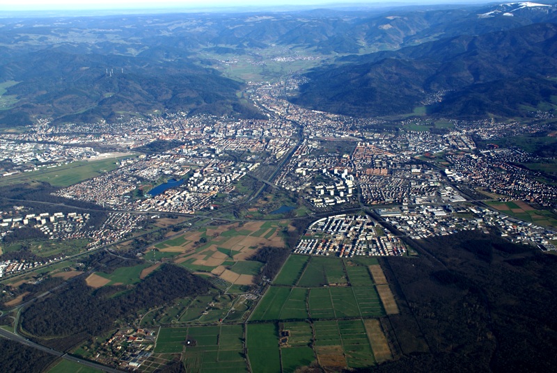 Herrlicher Blick über Freiburg mit dem Stadtteil Rieselfeld in das Dreisamtal und den Schwarzwald
