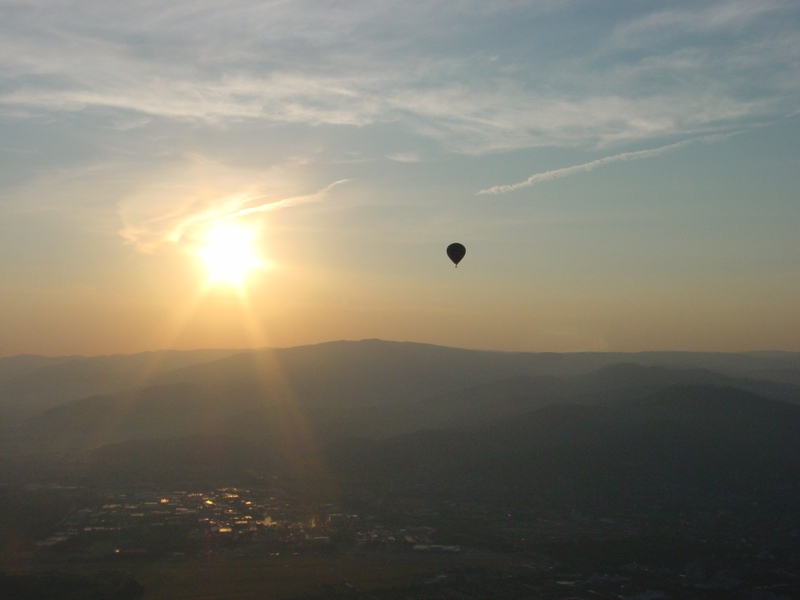 Heißluftballonstart bei Sonnenaufgang in Freiburg