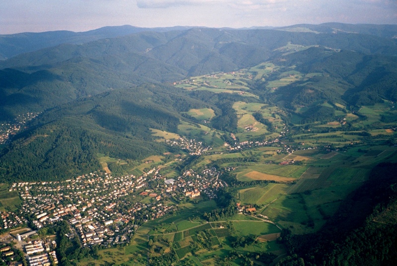 Luftbild von Freiburg mit Horben und Schauinsland.