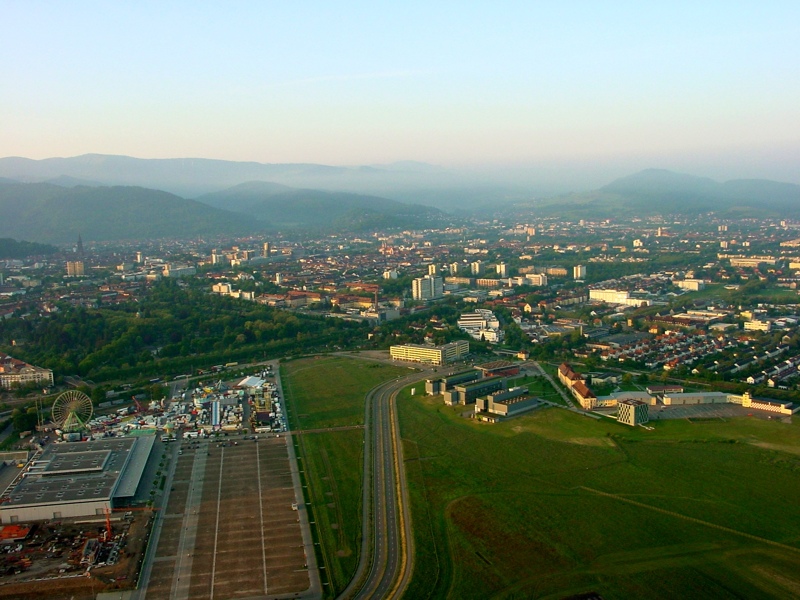 Bild von dem Messegelände und dem Flugplatz Freiburg