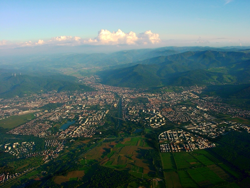 Luftbild von Freiburg, Schwarzwald und Dreisamtal. Oktober 2005