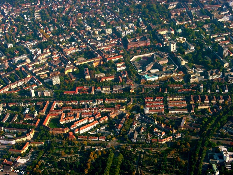 Das Luftbild zeigt die Friedhofstraße und die Tennenbacher Str. mit Gefängnis, St. Josefkrankenhaus und Herder Verlag