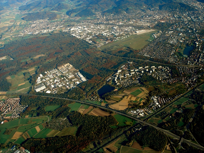 Das Bild zeigt Freiburg mit dem Flugplatz, Landwasser und den Industriegebieten Hochdorf und Freiburg-Nord