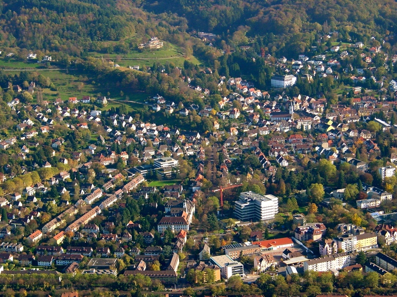 Blick über Freiburg zum Mercure Hotel Panorama