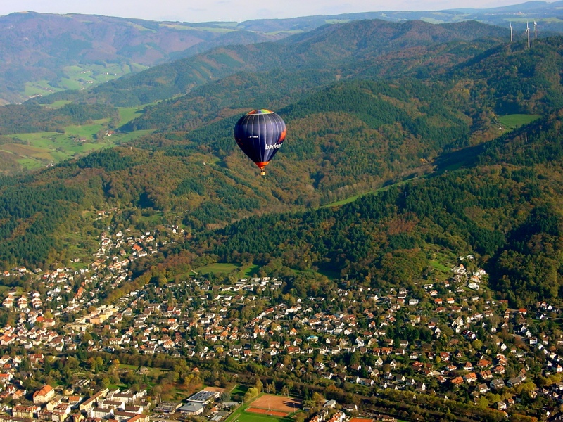 Der "badenova-Ballon" vor Freiburg Herdern und Sonnhalde mit Blick zum Kandel und dem Rosskopf