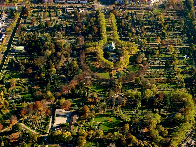 Der Freiburger Hauptfriedhof aus der Luft fotografiert