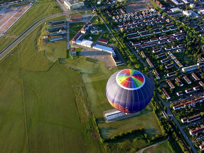 Ballonstart auf dem Flugplatz Freiburg