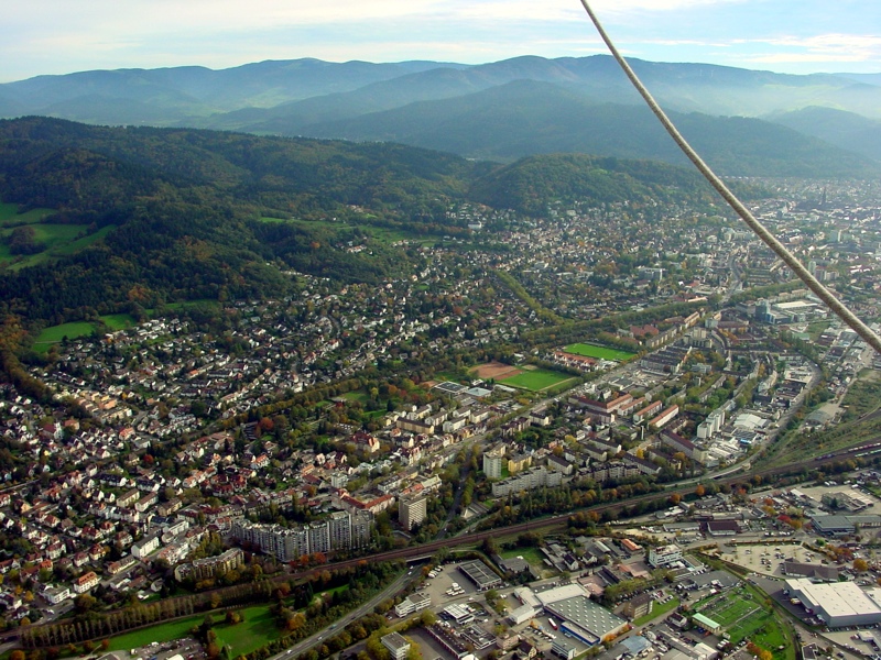 Blick aus dem Ballon über Freiburg Zähringen zur Stadtmitte und Schlossberg