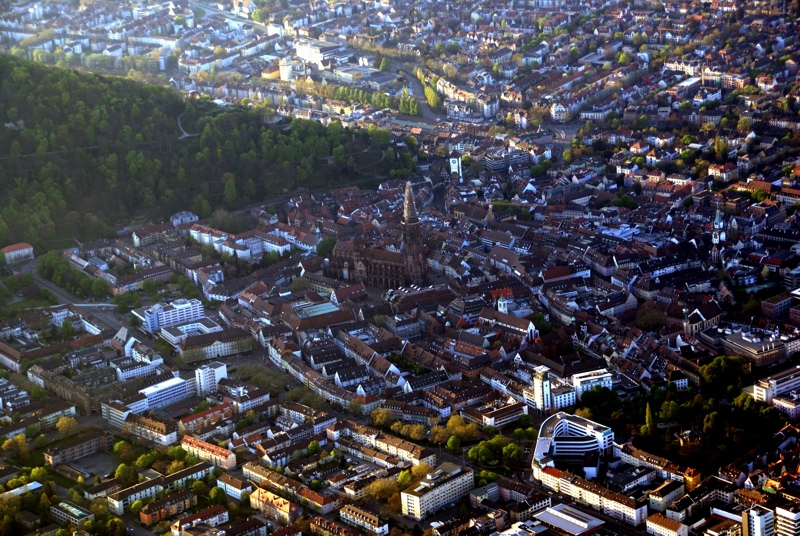 Die ersten Strahlen der Morgensonne treffen die Freiburger Innenstadt