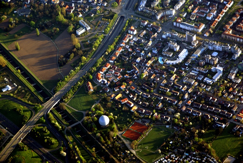 Das Luftbild zeigt die Paduaallee über der Dreisam und die Gaskugel in Freiburg Betzenhausen