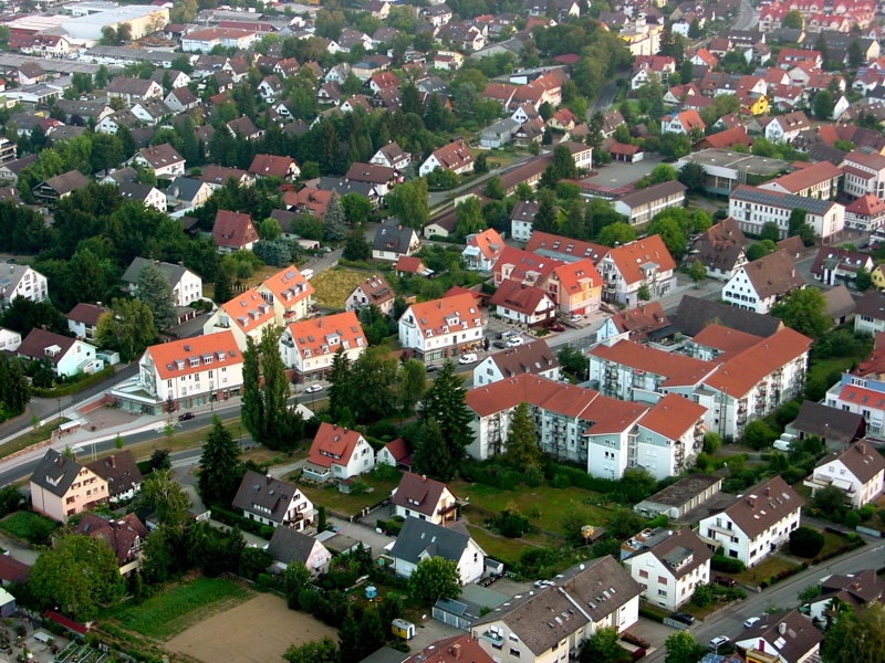 Seniorenzentrum und Gasthaus Ochsen in Gundelfingen. Luftbild vom 25.07.2006