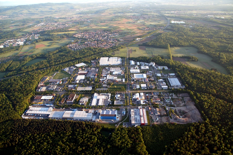 Blick über das Gewerbegebiet und die Gemeinde Hochdorf entlang der A5 nach Norden im Mai 2012