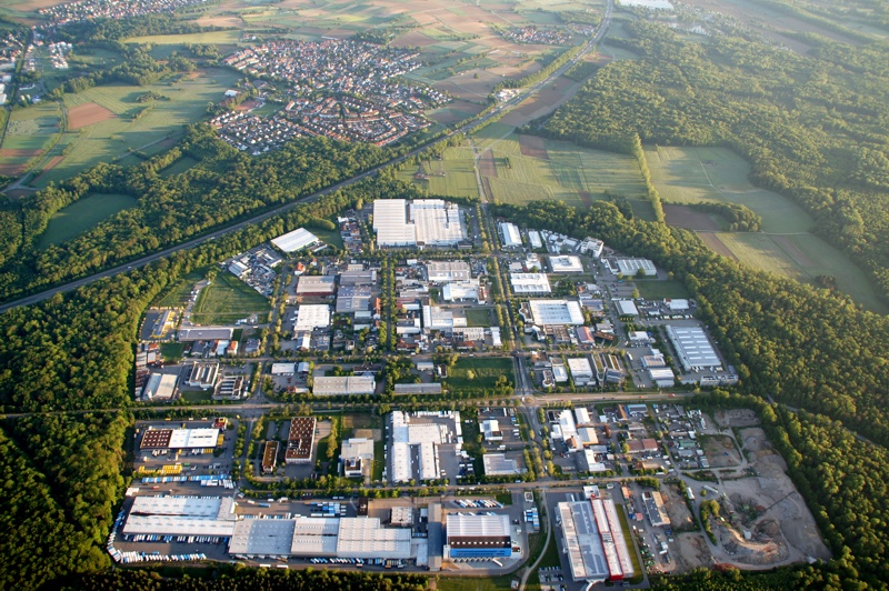Zwischen Hochdorf und dem Gewerbegebiet verläuft die Autobahn A5. Luftbild Mai 2012