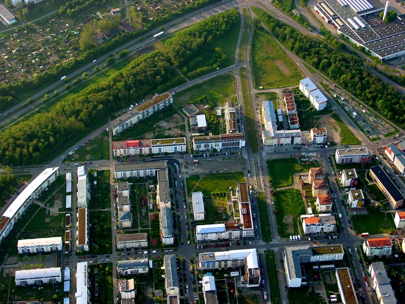 Der östliche Teil des Rieselfelds um die Rieselfeldallee im Mai 2004, oben links die Besanconallee, oben rechts die Opfinger Straße.