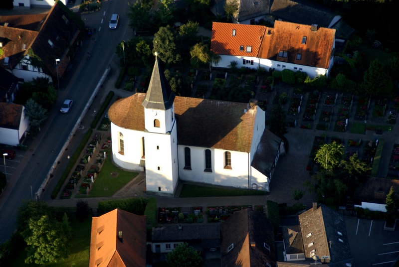 Katholische Pfarrkirche Mariä Himmelfahrt in Umkirch erbaut um das Jahr 1084