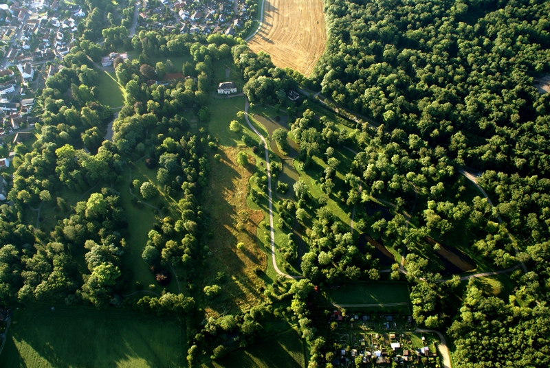 Luftbild vom Queen-Auguste-Victoria-Park und dem Schloss Hohenzollern in Umkirch