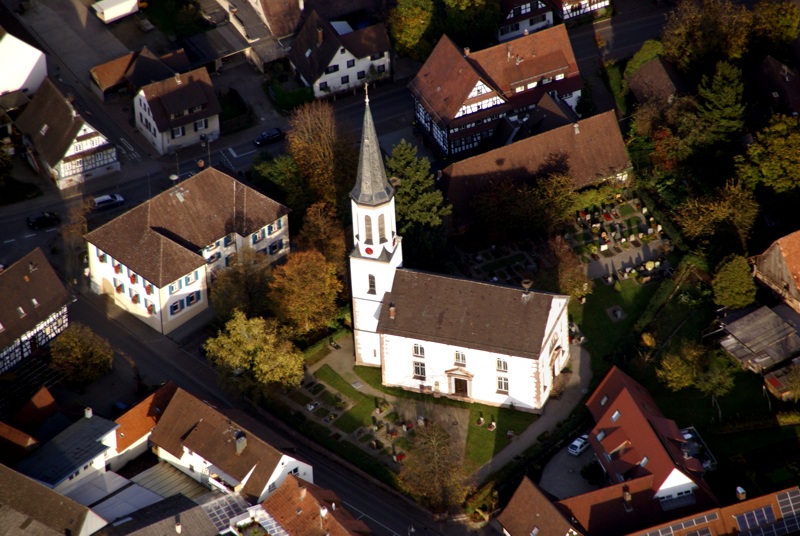 Ortsmitte von Vörstetten mit Rathaus, Kirche und Friedhof
